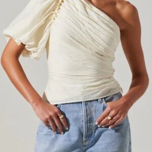 NWT ASTR the Label Gidget one-shoulder top in cream